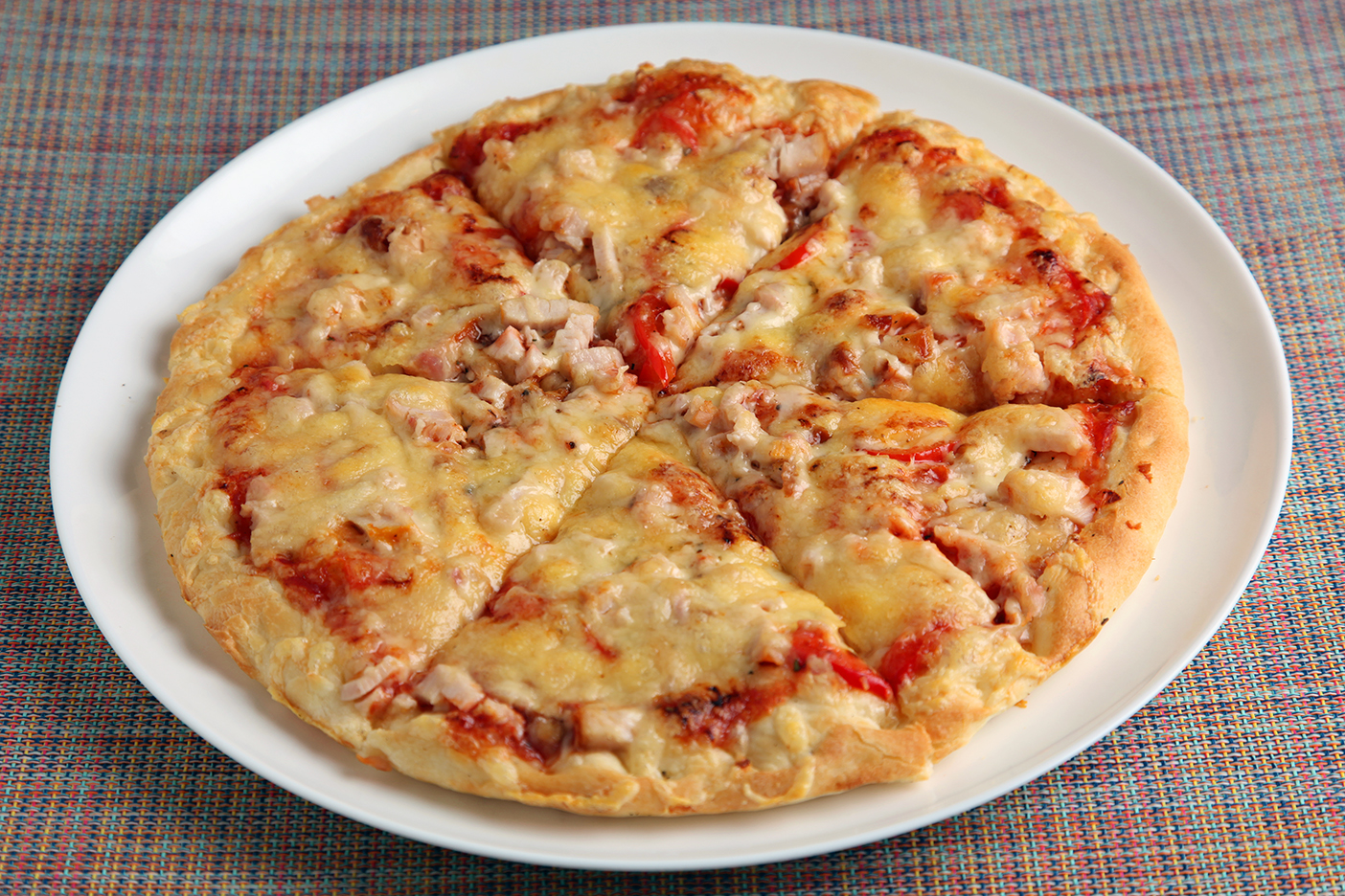 Пицца с курицей и сыром. Пицца с копченой курицей. Пицца с копченой курицей и грибами. Пицца с курицей и помидорами. Пицца с куриной грудкой и помидорами.