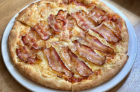 Пицца «С сырокопченым беконом и луком»