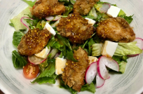 Салат с куриными бедрышками в панировке "панко"