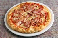Пицца «С сырокопченым беконом и луком»