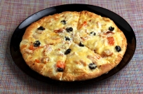 Пицца «Копченая курица с помидорами и маслинами»