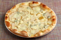 Пицца с грушей и сыром с голубой плесенью